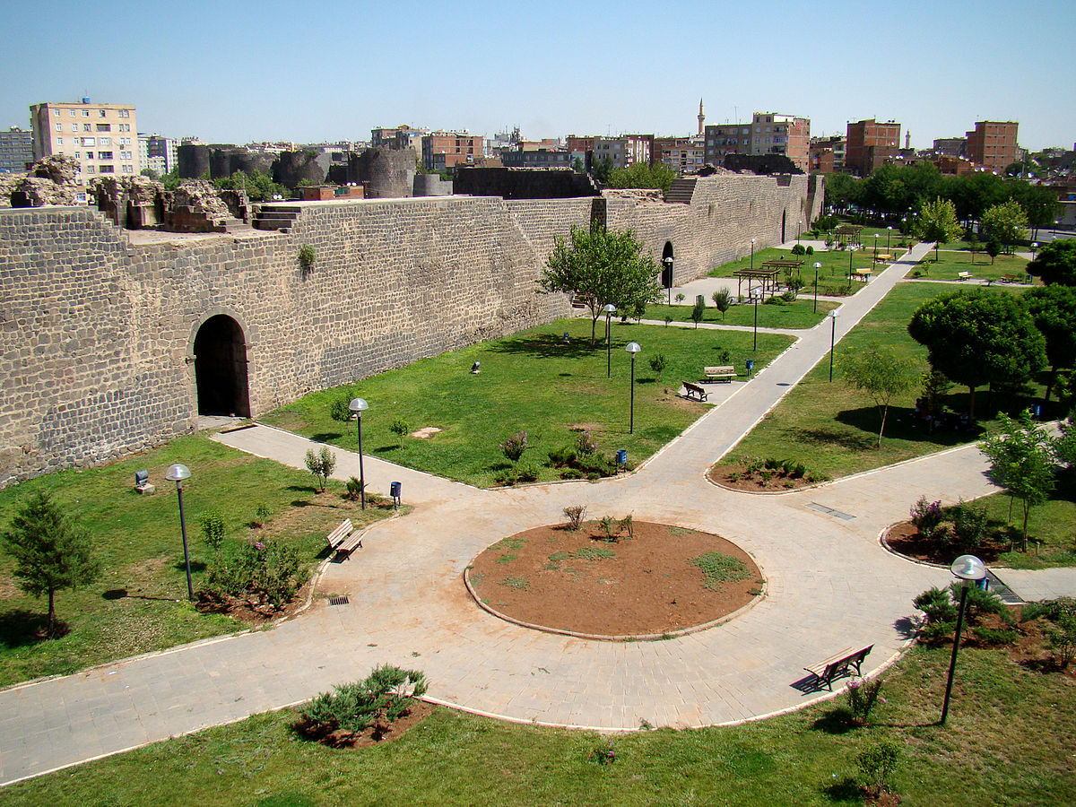 1200px-Diyarbakr_Western_City_Wall